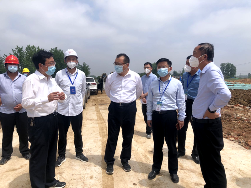 六安市委常委、常務副市長劉洪潔赴G237項目督導疫情防控及復工復產