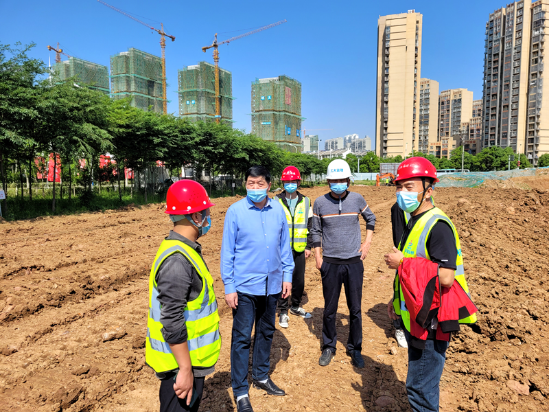 六安市重點(diǎn)工程建設(shè)管理處黨組書記、主任陳斌到長安路南延項目調(diào)研復(fù)工復(fù)產(chǎn)工作